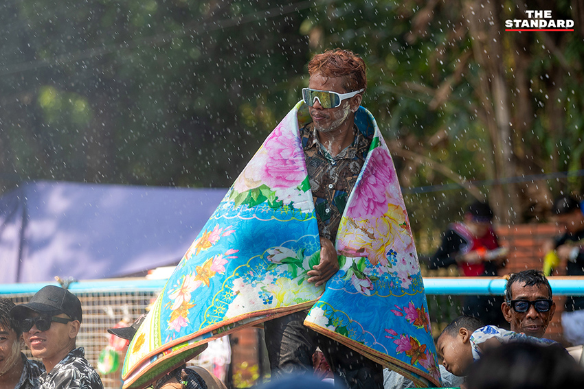 บรรยากาศเทศกาลสงกรานต์ ประเพณีปี๋ใหม่เมือง บริเวณถนนเชียงใหม่–ลำพูน หรือถนนสายต้นยาง มีประชาชนและนักท่องเที่ยวเล่นสาดน้ำกันอย่างคึกคัก 2