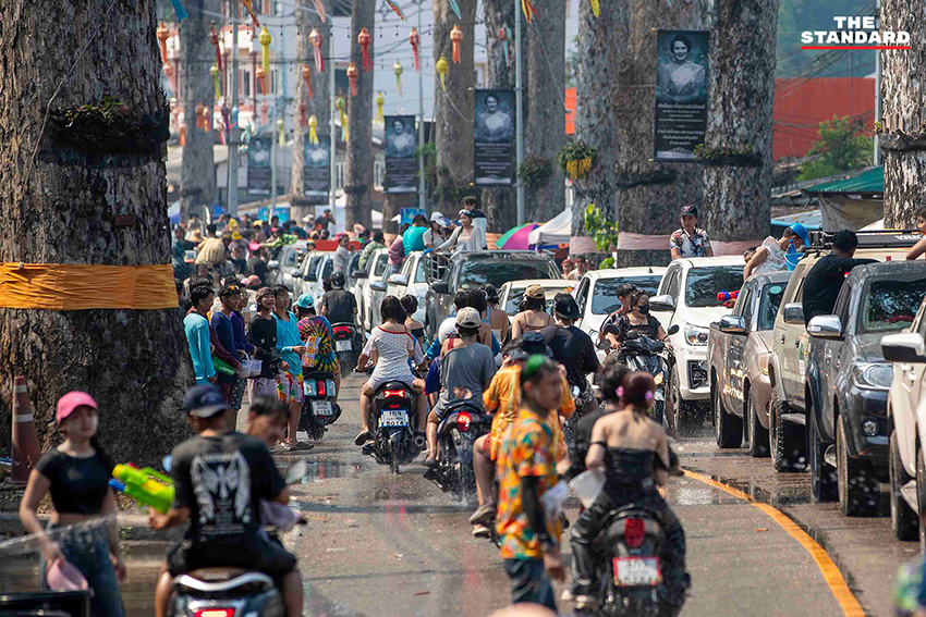 บรรยากาศเทศกาลสงกรานต์ ประเพณีปี๋ใหม่เมือง บริเวณถนนเชียงใหม่–ลำพูน หรือถนนสายต้นยาง มีประชาชนและนักท่องเที่ยวเล่นสาดน้ำกันอย่างคึกคัก 3