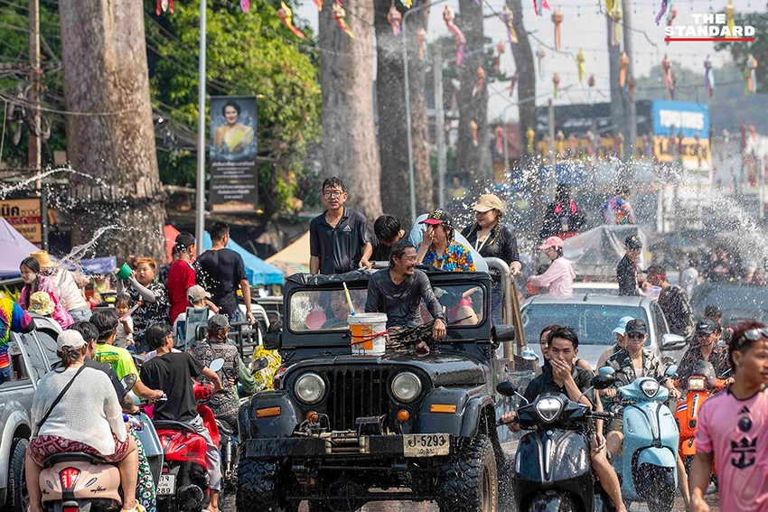 บรรยากาศเทศกาลสงกรานต์ ประเพณีปี๋ใหม่เมือง บริเวณถนนเชียงใหม่–ลำพูน หรือถนนสายต้นยาง มีประชาชนและนักท่องเที่ยวเล่นสาดน้ำกันอย่างคึกคัก 5