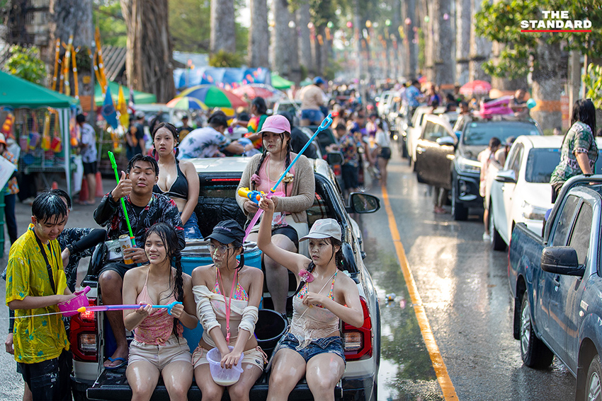 บรรยากาศเทศกาลสงกรานต์ ประเพณีปี๋ใหม่เมือง บริเวณถนนเชียงใหม่–ลำพูน หรือถนนสายต้นยาง มีประชาชนและนักท่องเที่ยวเล่นสาดน้ำกันอย่างคึกคัก 6