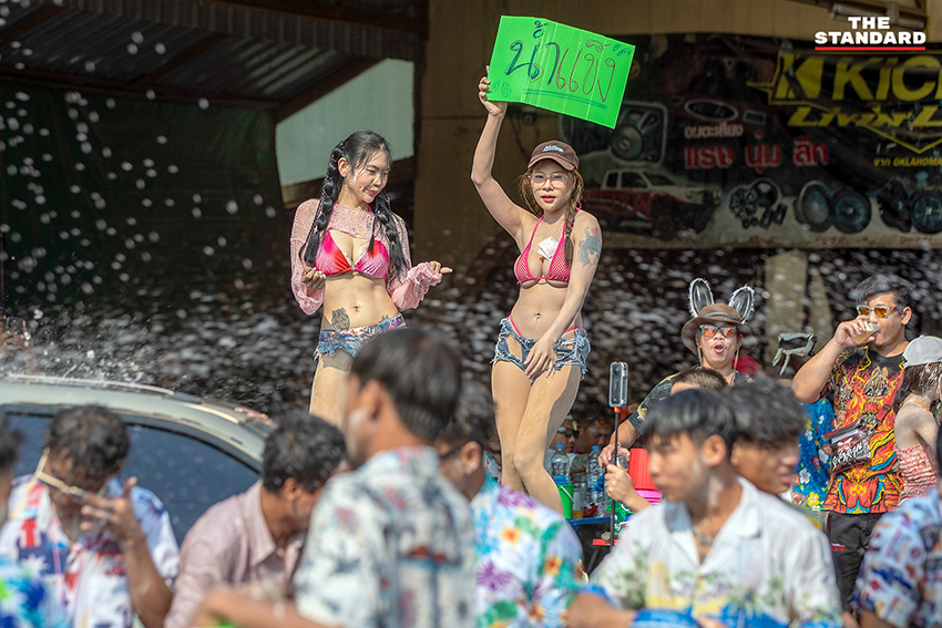 บรรยากาศเทศกาลสงกรานต์ ประเพณีปี๋ใหม่เมือง บริเวณถนนเชียงใหม่–ลำพูน หรือถนนสายต้นยาง มีประชาชนและนักท่องเที่ยวเล่นสาดน้ำกันอย่างคึกคัก 7