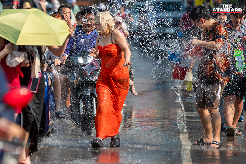บรรยากาศเทศกาลสงกรานต์ ประเพณีปี๋ใหม่เมือง บริเวณถนนเชียงใหม่–ลำพูน หรือถนนสายต้นยาง มีประชาชนและนักท่องเที่ยวเล่นสาดน้ำกันอย่างคึกคัก 8