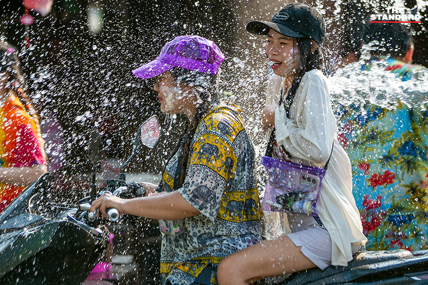 บรรยากาศเทศกาลสงกรานต์ ประเพณีปี๋ใหม่เมือง บริเวณถนนเชียงใหม่–ลำพูน หรือถนนสายต้นยาง มีประชาชนและนักท่องเที่ยวเล่นสาดน้ำกันอย่างคึกคัก 9