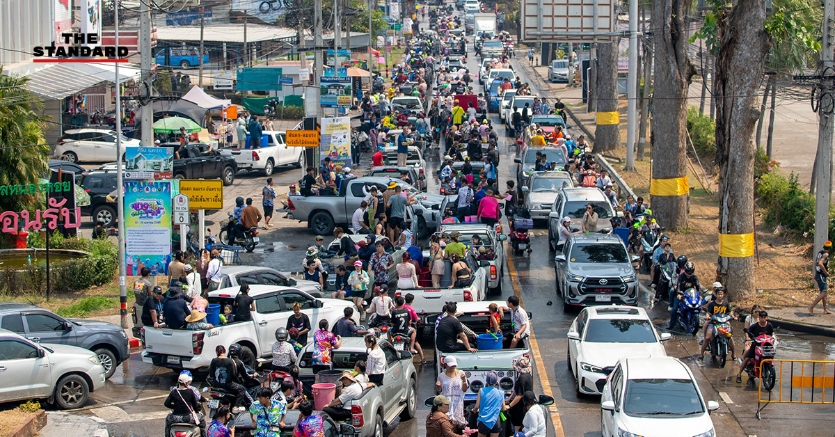 บรรยากาศเทศกาลสงกรานต์ ประเพณีปี๋ใหม่เมือง บริเวณถนนเชียงใหม่–ลำพูน หรือถนนสายต้นยาง มีประชาชนและนักท่องเที่ยวเล่นสาดน้ำกันอย่างคึกคัก