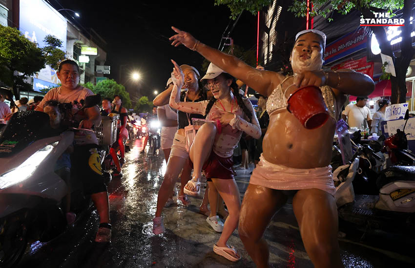 บรรยากาศผู้คนเล่นน้ำสงกรานต์อย่างคึกคักที่ถนนโชคชัย 4 พร้อมรถจักรยานยนต์และเสียงเพลง 1