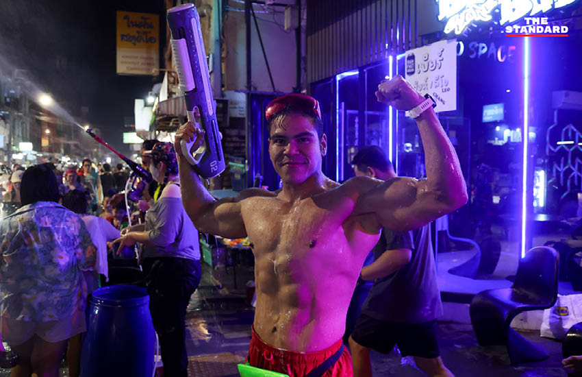 บรรยากาศผู้คนเล่นน้ำสงกรานต์อย่างคึกคักที่ถนนโชคชัย 4 พร้อมรถจักรยานยนต์และเสียงเพลง 10