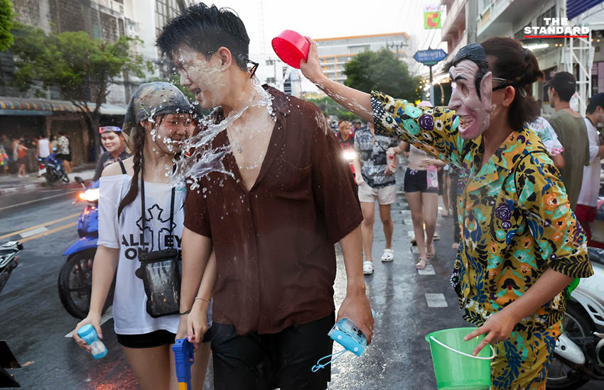 บรรยากาศผู้คนเล่นน้ำสงกรานต์อย่างคึกคักที่ถนนโชคชัย 4 พร้อมรถจักรยานยนต์และเสียงเพลง 11