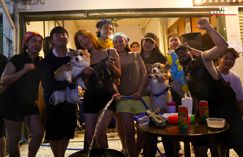 บรรยากาศผู้คนเล่นน้ำสงกรานต์อย่างคึกคักที่ถนนโชคชัย 4 พร้อมรถจักรยานยนต์และเสียงเพลง 12