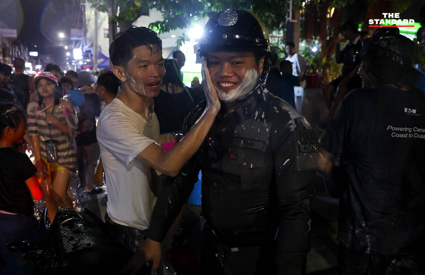 บรรยากาศผู้คนเล่นน้ำสงกรานต์อย่างคึกคักที่ถนนโชคชัย 4 พร้อมรถจักรยานยนต์และเสียงเพลง 13