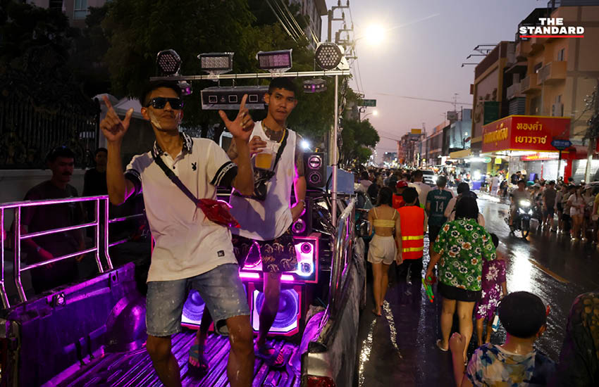 บรรยากาศผู้คนเล่นน้ำสงกรานต์อย่างคึกคักที่ถนนโชคชัย 4 พร้อมรถจักรยานยนต์และเสียงเพลง 14