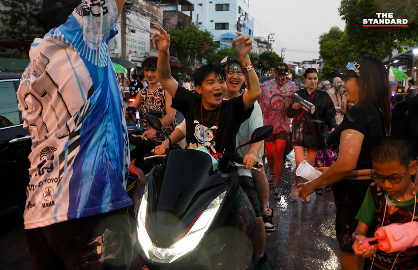 บรรยากาศผู้คนเล่นน้ำสงกรานต์อย่างคึกคักที่ถนนโชคชัย 4 พร้อมรถจักรยานยนต์และเสียงเพลง 15