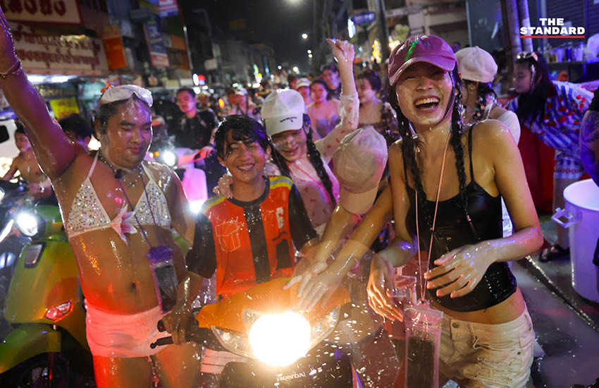 บรรยากาศผู้คนเล่นน้ำสงกรานต์อย่างคึกคักที่ถนนโชคชัย 4 พร้อมรถจักรยานยนต์และเสียงเพลง 16