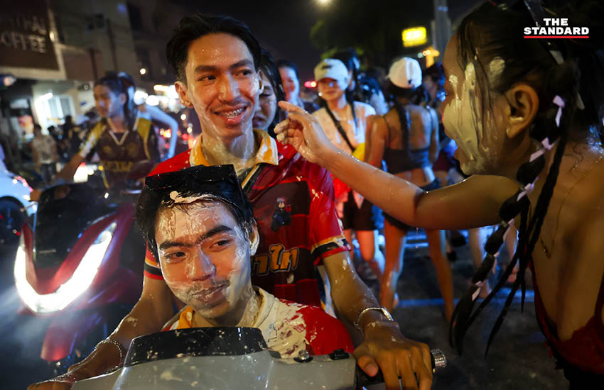 บรรยากาศผู้คนเล่นน้ำสงกรานต์อย่างคึกคักที่ถนนโชคชัย 4 พร้อมรถจักรยานยนต์และเสียงเพลง 17