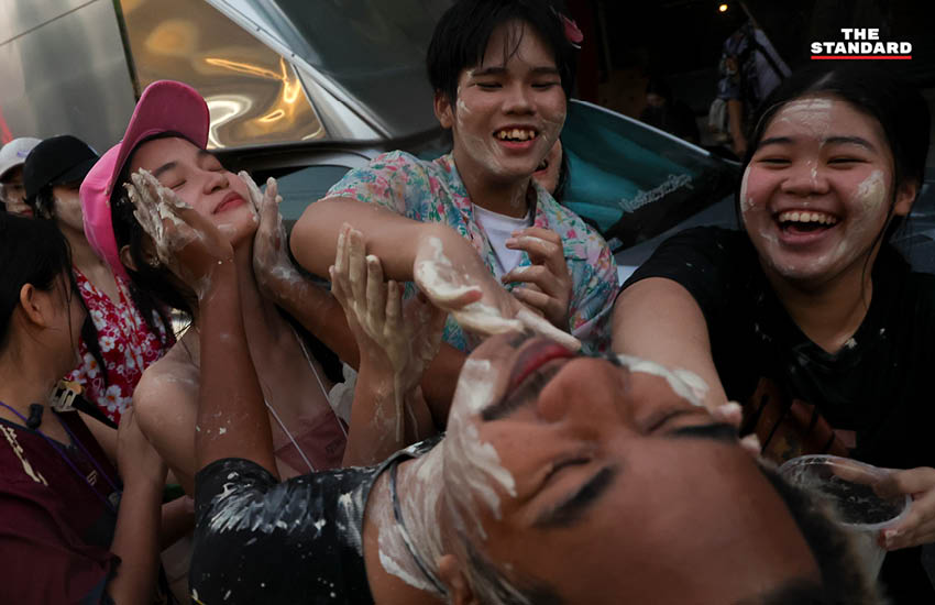 บรรยากาศผู้คนเล่นน้ำสงกรานต์อย่างคึกคักที่ถนนโชคชัย 4 พร้อมรถจักรยานยนต์และเสียงเพลง 18