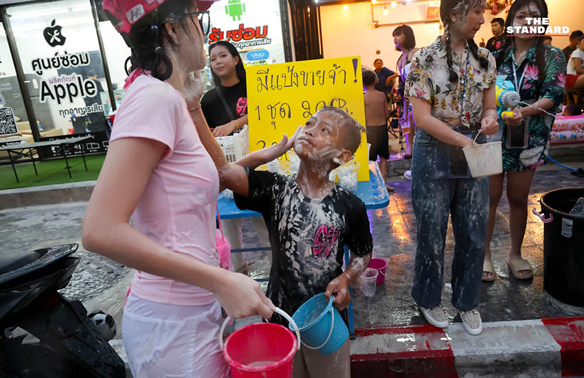 บรรยากาศผู้คนเล่นน้ำสงกรานต์อย่างคึกคักที่ถนนโชคชัย 4 พร้อมรถจักรยานยนต์และเสียงเพลง 19