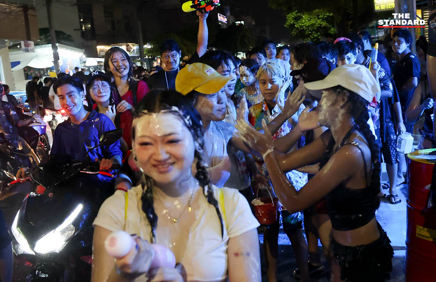 บรรยากาศผู้คนเล่นน้ำสงกรานต์อย่างคึกคักที่ถนนโชคชัย 4 พร้อมรถจักรยานยนต์และเสียงเพลง 6