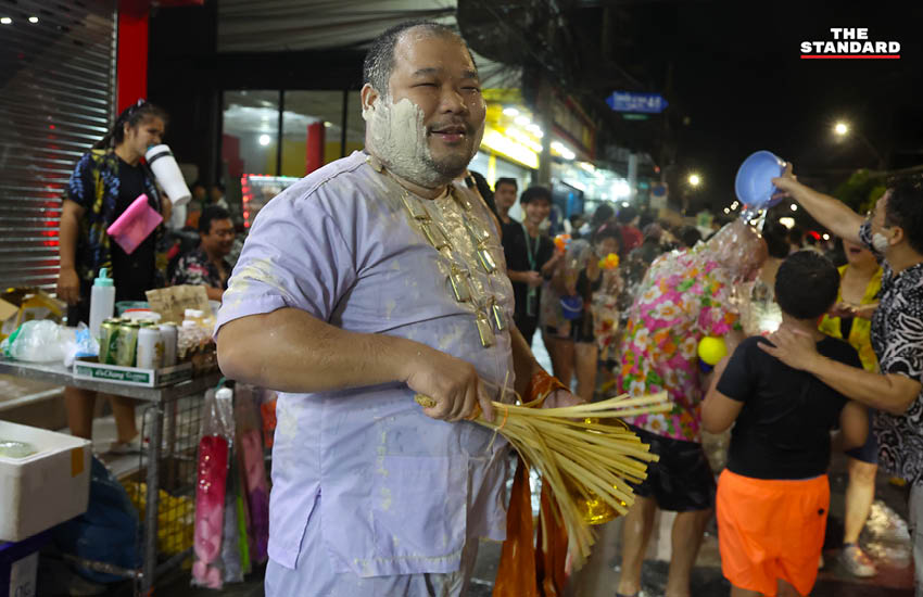 บรรยากาศผู้คนเล่นน้ำสงกรานต์อย่างคึกคักที่ถนนโชคชัย 4 พร้อมรถจักรยานยนต์และเสียงเพลง 8