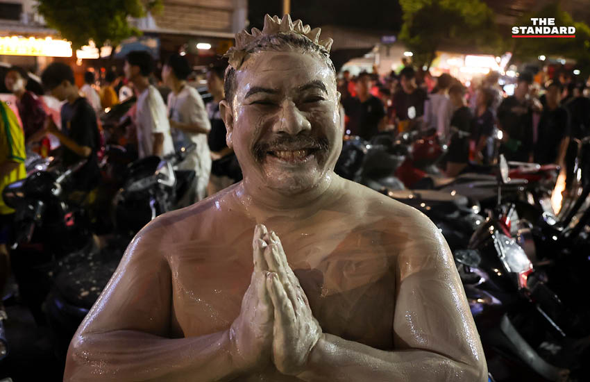 บรรยากาศผู้คนเล่นน้ำสงกรานต์อย่างคึกคักที่ถนนโชคชัย 4 พร้อมรถจักรยานยนต์และเสียงเพลง 9