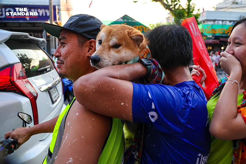 บรรยากาศงานสงกรานต์บนถนน ลาดพร้าว 101 ที่เต็มไปด้วยผู้คนเล่นน้ำอย่างสนุกสนานและคึกคัก 10