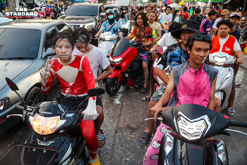 บรรยากาศงานสงกรานต์บนถนน ลาดพร้าว 101 ที่เต็มไปด้วยผู้คนเล่นน้ำอย่างสนุกสนานและคึกคัก 11