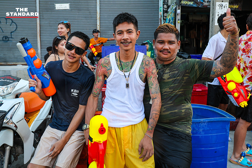 บรรยากาศงานสงกรานต์บนถนน ลาดพร้าว 101 ที่เต็มไปด้วยผู้คนเล่นน้ำอย่างสนุกสนานและคึกคัก 12