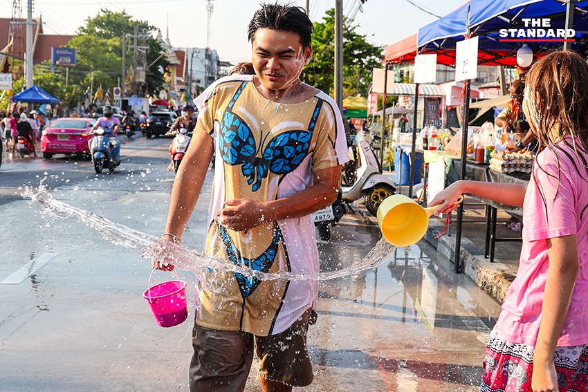 บรรยากาศงานสงกรานต์บนถนน ลาดพร้าว 101 ที่เต็มไปด้วยผู้คนเล่นน้ำอย่างสนุกสนานและคึกคัก 13