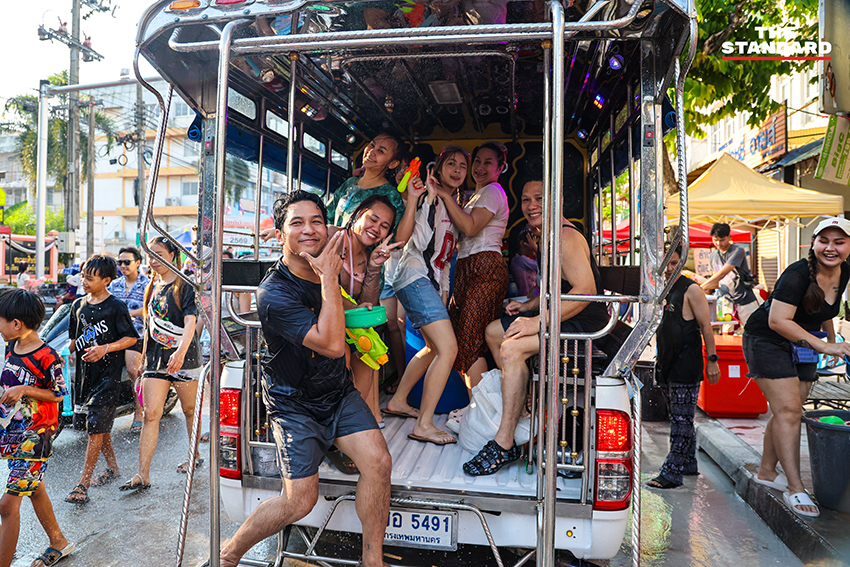 บรรยากาศงานสงกรานต์บนถนน ลาดพร้าว 101 ที่เต็มไปด้วยผู้คนเล่นน้ำอย่างสนุกสนานและคึกคัก 14