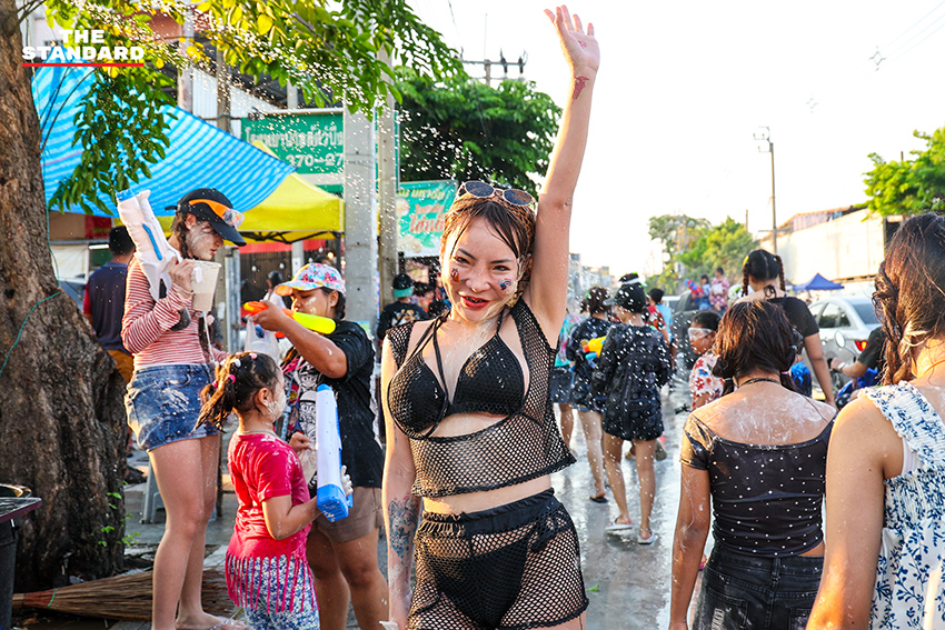 บรรยากาศงานสงกรานต์บนถนน ลาดพร้าว 101 ที่เต็มไปด้วยผู้คนเล่นน้ำอย่างสนุกสนานและคึกคัก 15