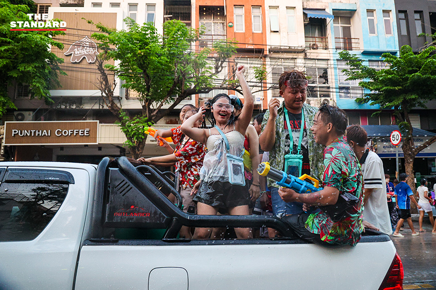 บรรยากาศงานสงกรานต์บนถนน ลาดพร้าว 101 ที่เต็มไปด้วยผู้คนเล่นน้ำอย่างสนุกสนานและคึกคัก 16