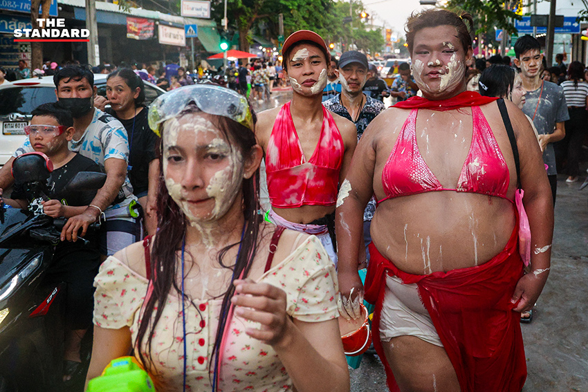 บรรยากาศงานสงกรานต์บนถนน ลาดพร้าว 101 ที่เต็มไปด้วยผู้คนเล่นน้ำอย่างสนุกสนานและคึกคัก 17