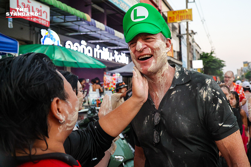 บรรยากาศงานสงกรานต์บนถนน ลาดพร้าว 101 ที่เต็มไปด้วยผู้คนเล่นน้ำอย่างสนุกสนานและคึกคัก 18