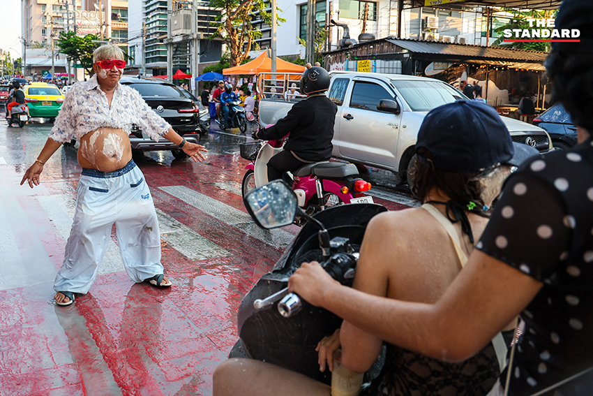 บรรยากาศงานสงกรานต์บนถนน ลาดพร้าว 101 ที่เต็มไปด้วยผู้คนเล่นน้ำอย่างสนุกสนานและคึกคัก 19