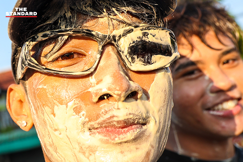 บรรยากาศงานสงกรานต์บนถนน ลาดพร้าว 101 ที่เต็มไปด้วยผู้คนเล่นน้ำอย่างสนุกสนานและคึกคัก 2