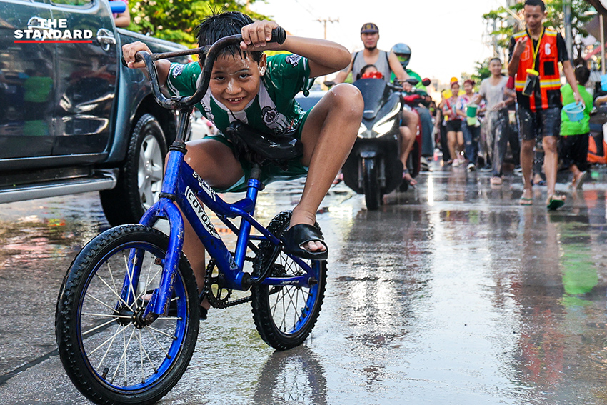 บรรยากาศงานสงกรานต์บนถนน ลาดพร้าว 101 ที่เต็มไปด้วยผู้คนเล่นน้ำอย่างสนุกสนานและคึกคัก 20