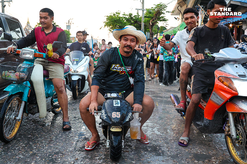 บรรยากาศงานสงกรานต์บนถนน ลาดพร้าว 101 ที่เต็มไปด้วยผู้คนเล่นน้ำอย่างสนุกสนานและคึกคัก 22