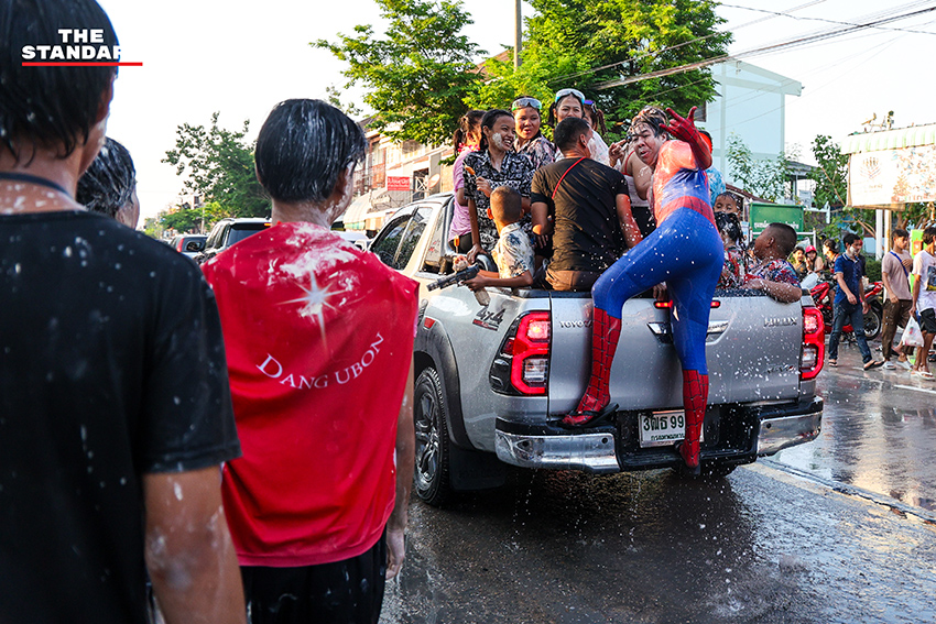 บรรยากาศงานสงกรานต์บนถนน ลาดพร้าว 101 ที่เต็มไปด้วยผู้คนเล่นน้ำอย่างสนุกสนานและคึกคัก 23