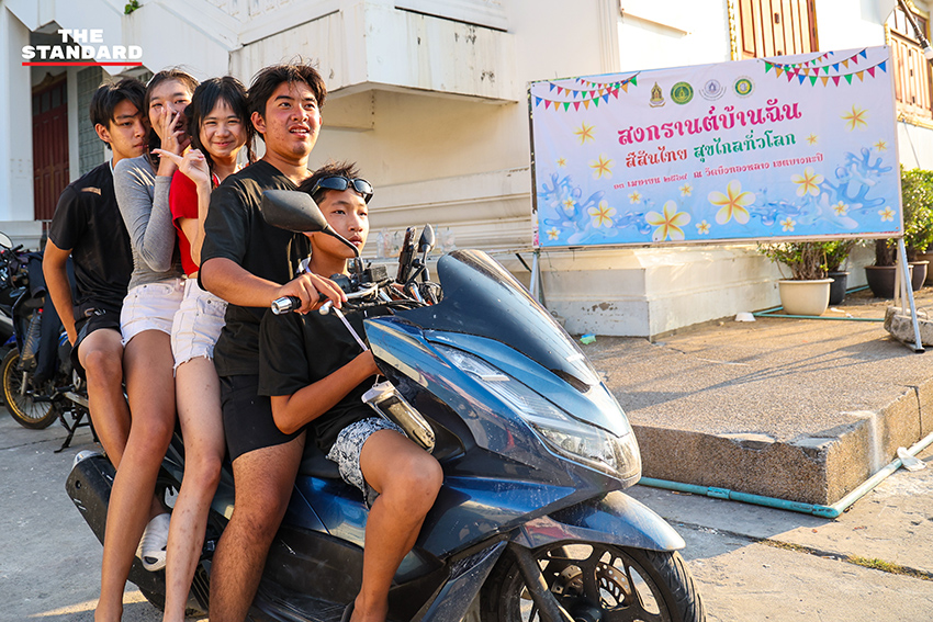 บรรยากาศงานสงกรานต์บนถนน ลาดพร้าว 101 ที่เต็มไปด้วยผู้คนเล่นน้ำอย่างสนุกสนานและคึกคัก 25