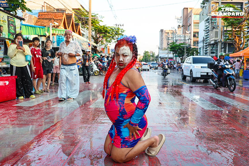 บรรยากาศงานสงกรานต์บนถนน ลาดพร้าว 101 ที่เต็มไปด้วยผู้คนเล่นน้ำอย่างสนุกสนานและคึกคัก 3