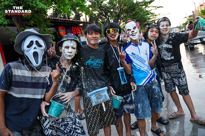 บรรยากาศงานสงกรานต์บนถนน ลาดพร้าว 101 ที่เต็มไปด้วยผู้คนเล่นน้ำอย่างสนุกสนานและคึกคัก 4