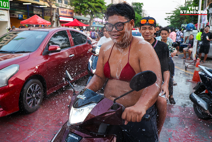 บรรยากาศงานสงกรานต์บนถนน ลาดพร้าว 101 ที่เต็มไปด้วยผู้คนเล่นน้ำอย่างสนุกสนานและคึกคัก 5