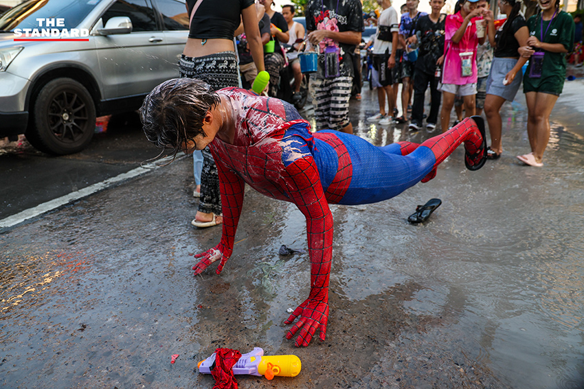 บรรยากาศงานสงกรานต์บนถนน ลาดพร้าว 101 ที่เต็มไปด้วยผู้คนเล่นน้ำอย่างสนุกสนานและคึกคัก 6