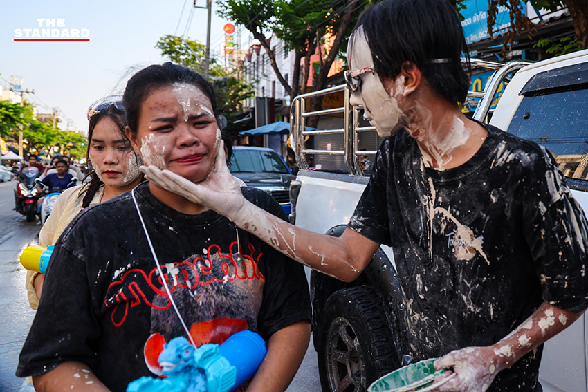 บรรยากาศงานสงกรานต์บนถนน ลาดพร้าว 101 ที่เต็มไปด้วยผู้คนเล่นน้ำอย่างสนุกสนานและคึกคัก 7