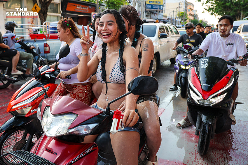 บรรยากาศงานสงกรานต์บนถนน ลาดพร้าว 101 ที่เต็มไปด้วยผู้คนเล่นน้ำอย่างสนุกสนานและคึกคัก 8