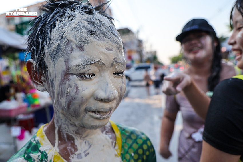 บรรยากาศงานสงกรานต์บนถนน ลาดพร้าว 101 ที่เต็มไปด้วยผู้คนเล่นน้ำอย่างสนุกสนานและคึกคัก 9