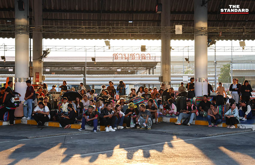 ภาพบรรยากาศประชาชนจำนวนมากเดินทางกลับภูมิลำเนาในช่วงเทศกาล สงกรานต์ ที่สถานีขนส่งผู้โดยสารกรุงเทพฯ (จตุจักร) หรือ หมอชิต 2 1