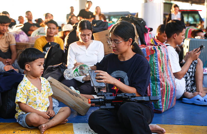 ภาพบรรยากาศประชาชนจำนวนมากเดินทางกลับภูมิลำเนาในช่วงเทศกาล สงกรานต์ ที่สถานีขนส่งผู้โดยสารกรุงเทพฯ (จตุจักร) หรือ หมอชิต 2 12