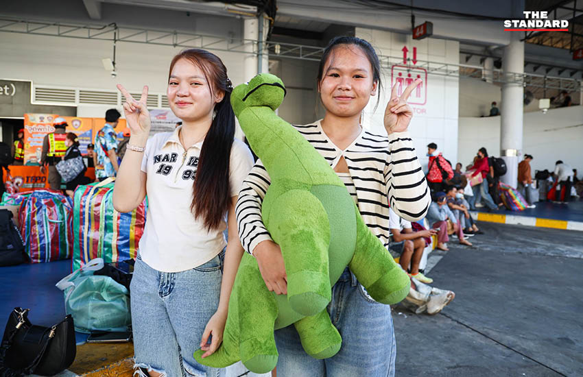 ภาพบรรยากาศประชาชนจำนวนมากเดินทางกลับภูมิลำเนาในช่วงเทศกาล สงกรานต์ ที่สถานีขนส่งผู้โดยสารกรุงเทพฯ (จตุจักร) หรือ หมอชิต 2 15