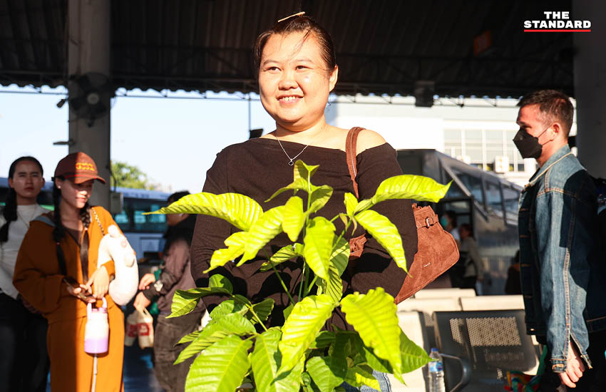 ภาพบรรยากาศประชาชนจำนวนมากเดินทางกลับภูมิลำเนาในช่วงเทศกาล สงกรานต์ ที่สถานีขนส่งผู้โดยสารกรุงเทพฯ (จตุจักร) หรือ หมอชิต 2 17