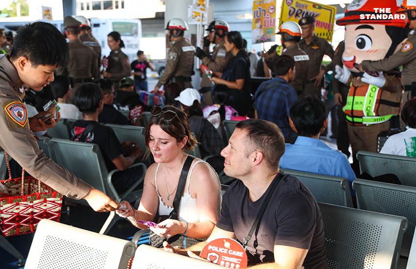 ภาพบรรยากาศประชาชนจำนวนมากเดินทางกลับภูมิลำเนาในช่วงเทศกาล สงกรานต์ ที่สถานีขนส่งผู้โดยสารกรุงเทพฯ (จตุจักร) หรือ หมอชิต 2 18