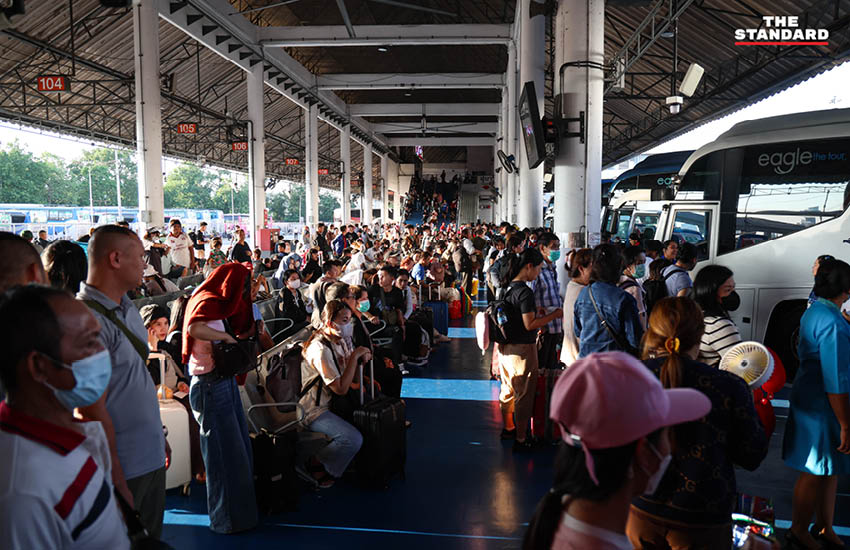 ภาพบรรยากาศประชาชนจำนวนมากเดินทางกลับภูมิลำเนาในช่วงเทศกาล สงกรานต์ ที่สถานีขนส่งผู้โดยสารกรุงเทพฯ (จตุจักร) หรือ หมอชิต 2 20